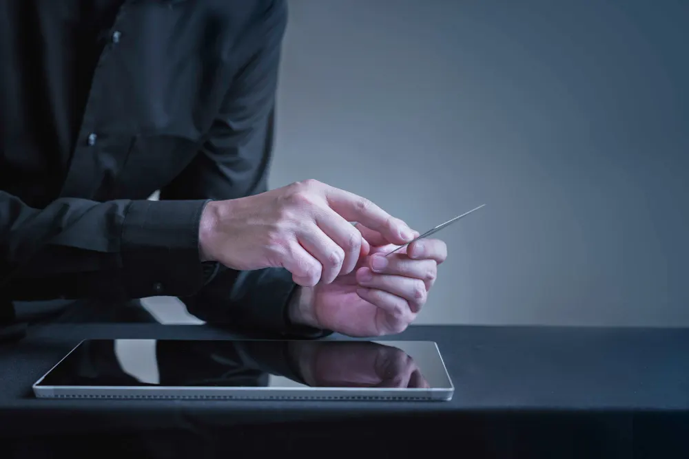 Csapat dokumentumokat vizsgál egy laptop körül